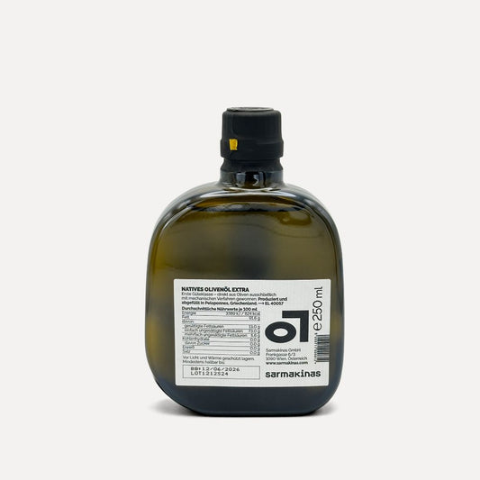 Rückansicht einer 250 ml-Flasche natives Olivenöl extra von Sarmakinas mit weißem Etikett, Nährwertangaben und Mindesthaltbarkeitsdatum.