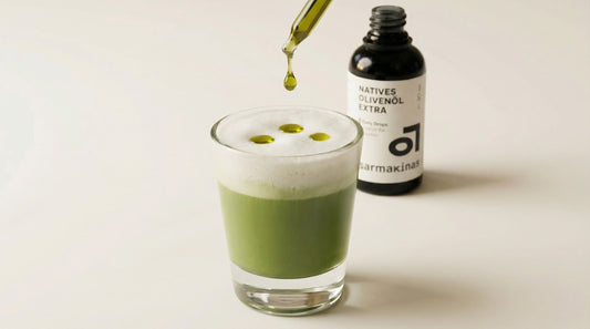 Matcha-Latte-Shot mit Olivenöl-Tropfen als Finish.