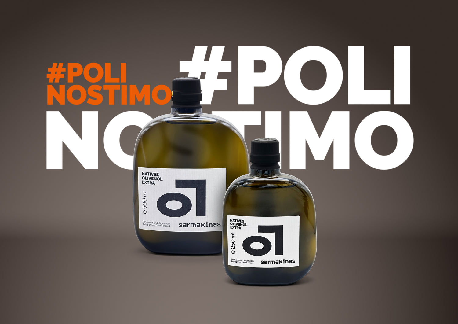Zwei Designflaschen des Sarmakinas Olivenöls vor typografischem Hintergrund mit dem Hashtag #PoliNostimo – moderne Produktinszenierung für griechisches natives Olivenöl extra im reduzierten Glasdesign.