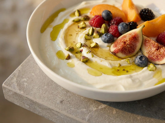 Joghurt mit Olivenöl, Honig & Früchten