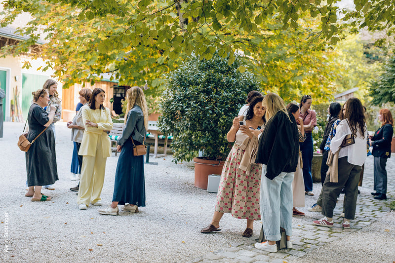 Sarmakinas beim Female Chefs Table am Attersee: Teilnehmerinnen im Gespräch im herbstlichen Hof