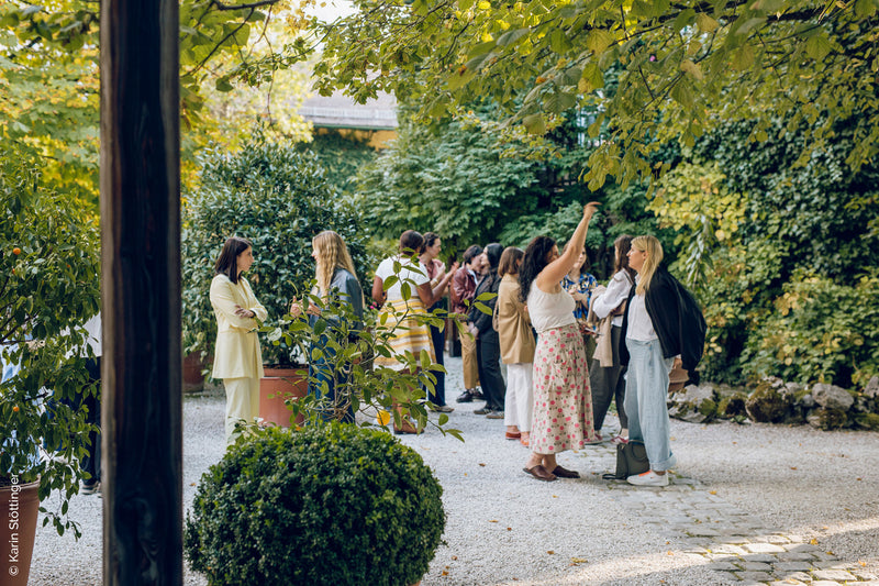 Sarmakinas beim Female Chefs Table am Attersee: Gäste im Gespräch im grünen Garten
