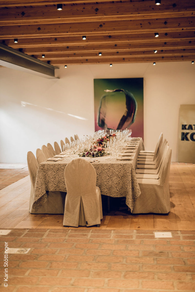 Sarmakinas beim Female Chefs Table am Attersee: festlich gedeckte lange Tafel mit Blumenschmuck