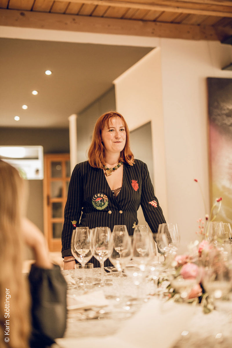 Sarmakinas beim Female Chefs Table am Attersee: Kurzer Einführungsvortrag vor dem Dinner am gedeckten Tisch