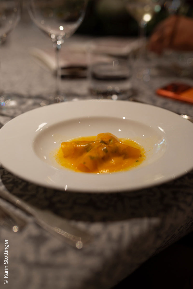 Sarmakinas beim Female Chefs Table am Attersee: Closeup eines Tellers mit Essen das beim Dinner serviert wurde