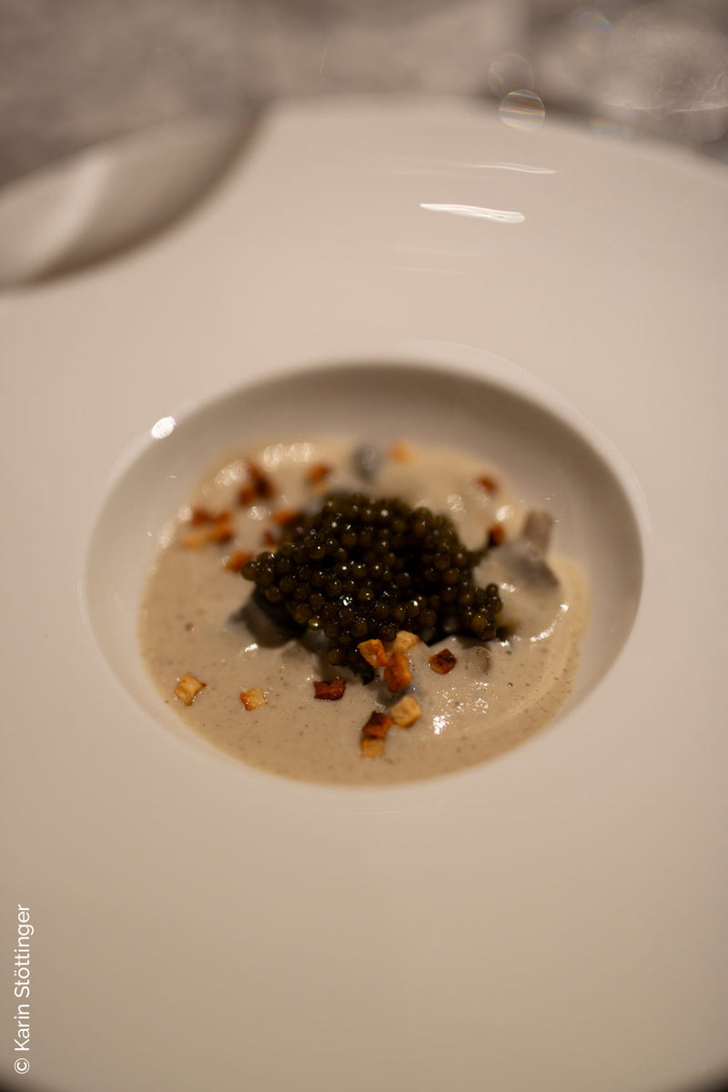 Sarmakinas beim Female Chefs Table am Attersee: Closeup eines Tellers mit Essen das beim Dinner serviert wurde 