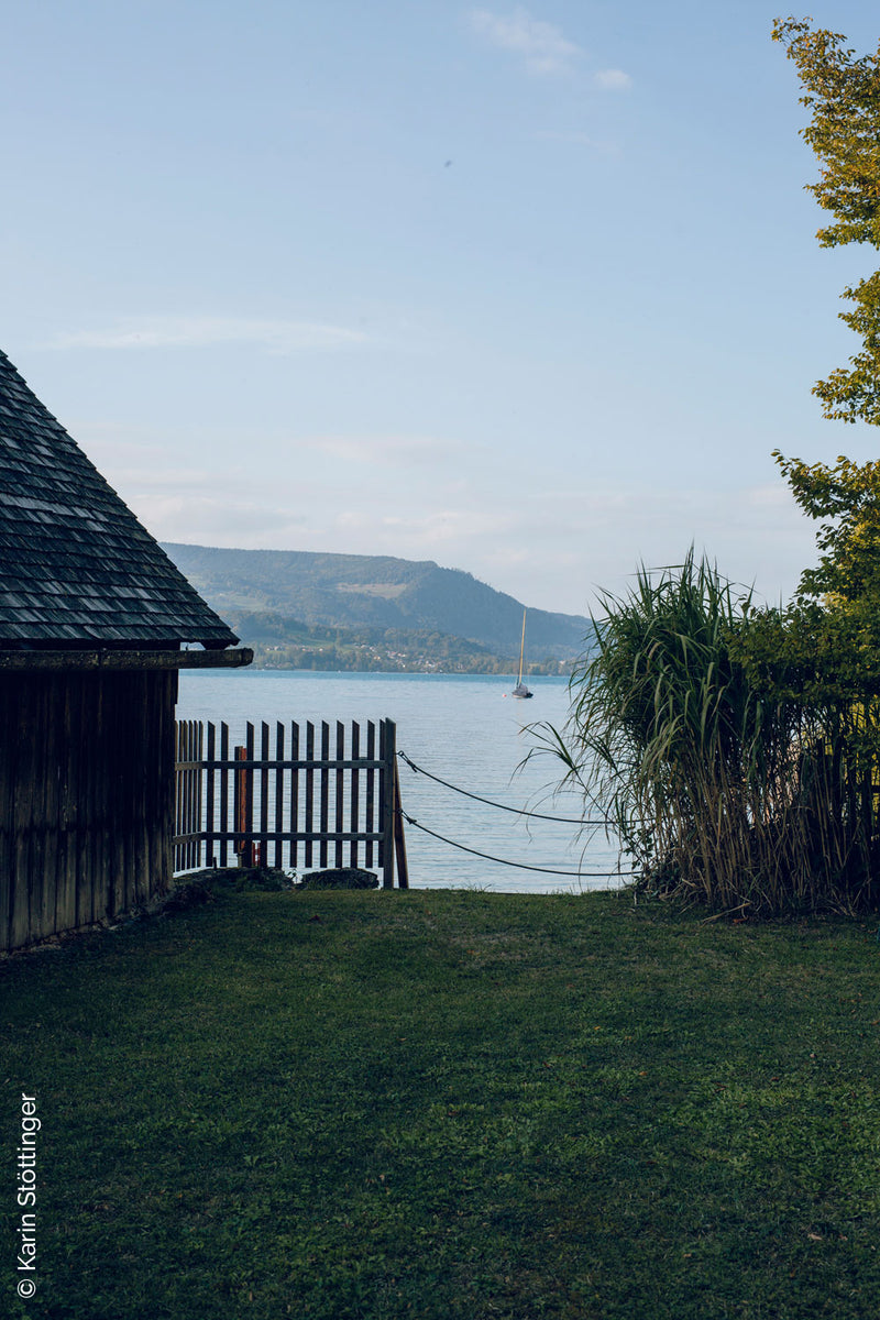 Sarmakinas beim Female Chefs Table am Attersee: Holzhütte und Zaun mit Blick auf den Attersee