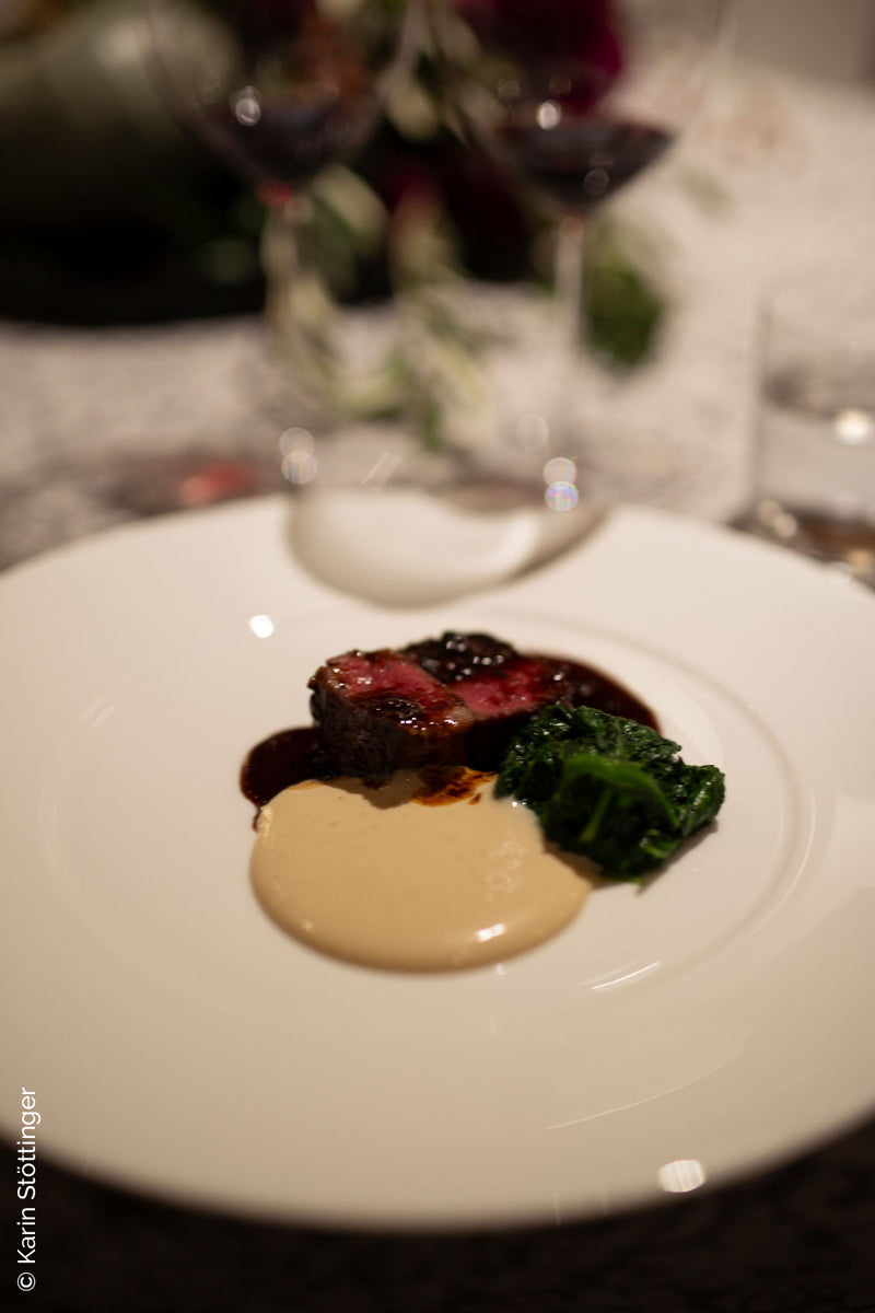 Sarmakinas beim Female Chefs Table am Attersee: Closeup eines Tellers mit Essen das beim Dinner serviert wurde