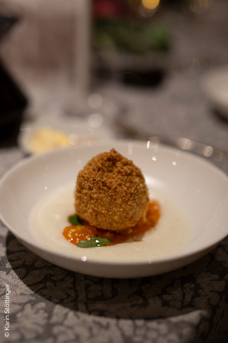 Sarmakinas beim Female Chefs Table am Attersee: Closeup eines Tellers mit Essen das beim Dinner serviert wurde