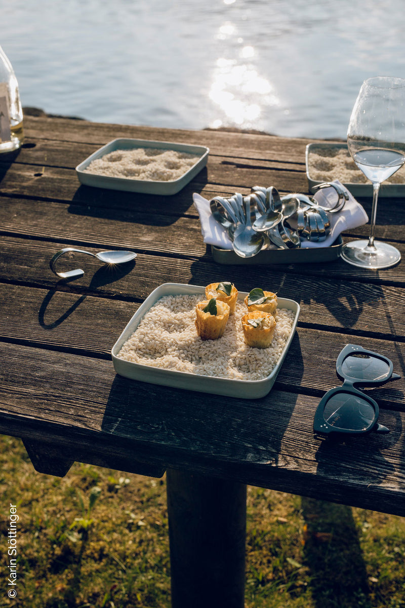 Sarmakinas beim Female Chefs Table am Attersee: Gebäckschälchen auf Reis, Löffel und Weinglas
