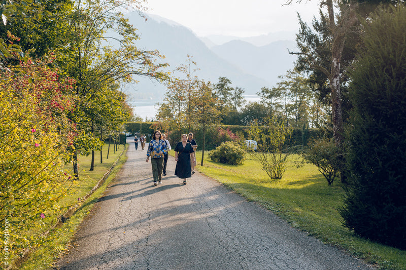Sarmakinas beim Female Chefs Table am Attersee: Gruppe spaziert auf Weg durch Park am See