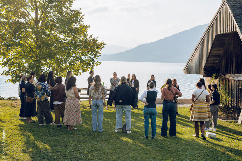 Sarmakinas beim Female Chefs Table am Attersee: Gruppe im Kreis auf einer Wiese am See
