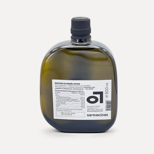 Rückansicht einer 500 ml-Flasche natives Olivenöl extra von Sarmakinas mit weißem Etikett, Nährwertangaben und Mindesthaltbarkeitsdatum.