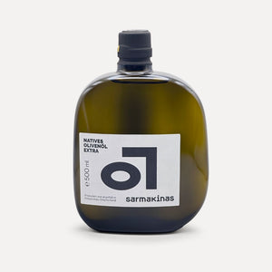 Vorderansicht einer 500 ml-Flasche Sarmakinas natives Olivenöl Extra Koroneiki: Premium, sortenrein aus Griechenland, kalt extrahiert, reich an Polyphenolen, nachhaltig produziert.