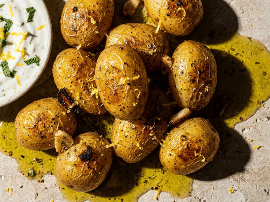 Ofenkartoffeln mit Olivenöl und Kräutern – fertig zum Servieren.