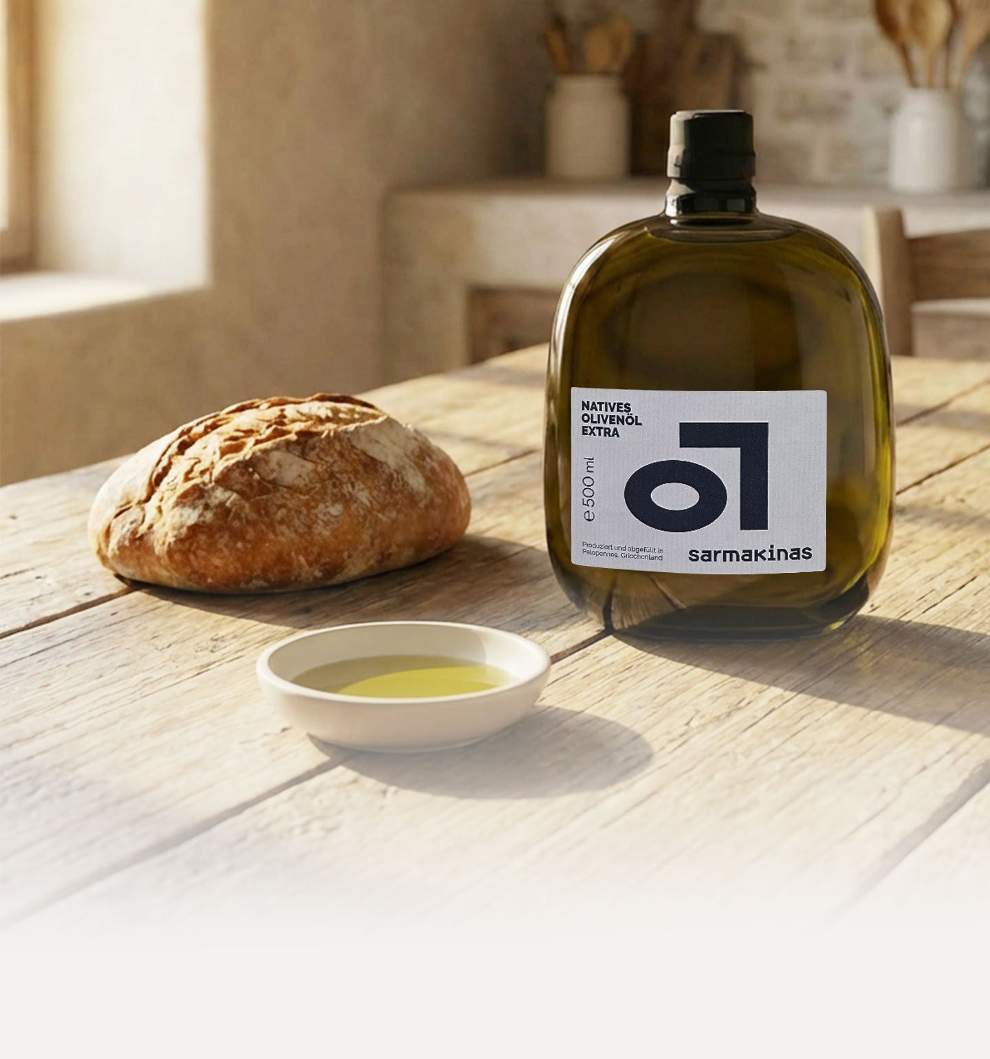Sarmakinas Olivenölflasche mit Schale und Olivenöl und Brot auf einem Holztisch