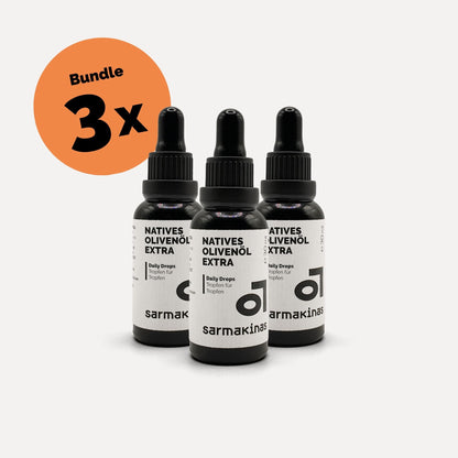 3 x 30 ml Daily Drops – Natives Olivenöl extra von Sarmakinas in schwarzer Pipettenflasche auf hellem Hintergrund