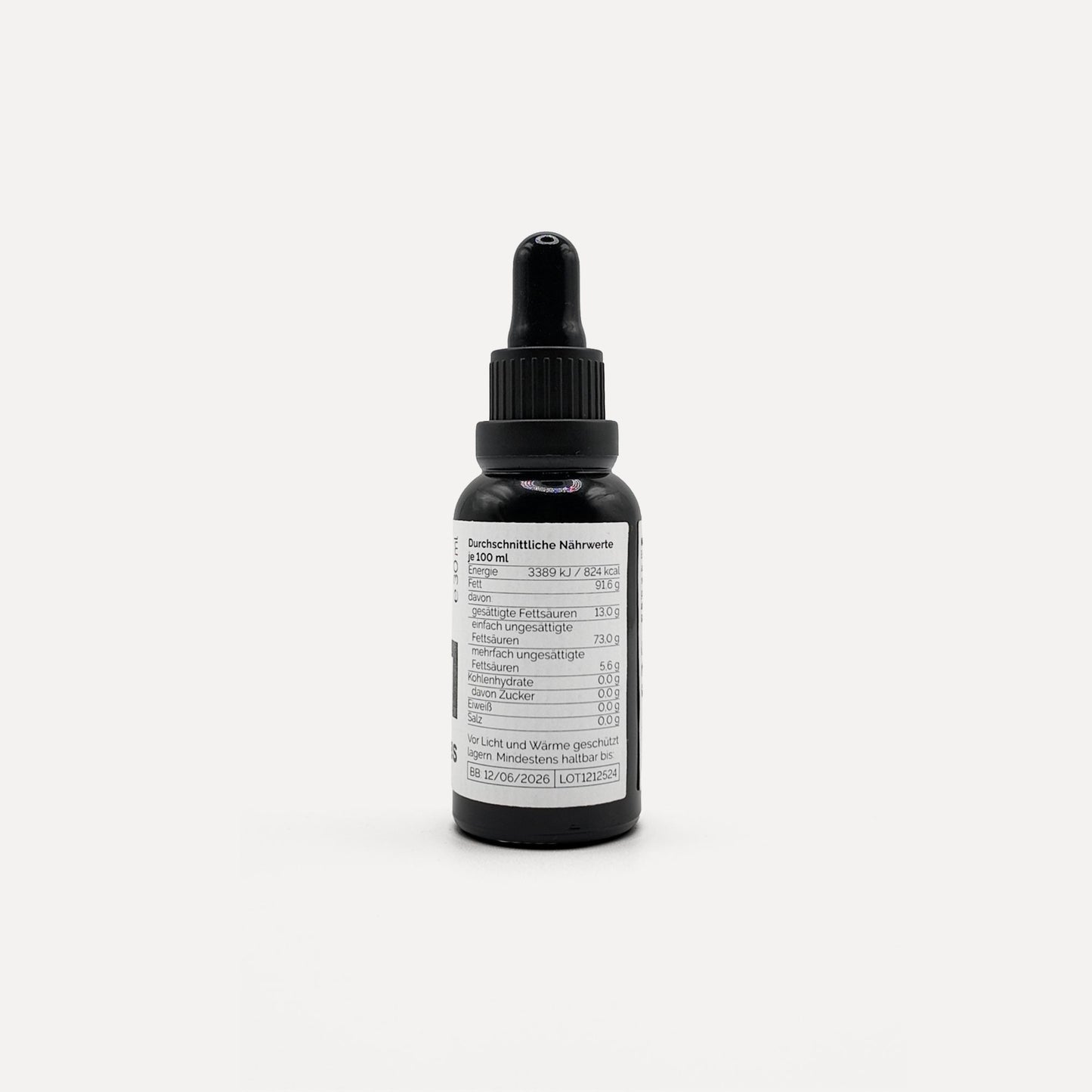 Sarmakinas Daily Drops: 30 ml natives Olivenöl extra in schwarzer Pipettenflasche, sortenreines Koroneiki-Olivenöl, minimalistisch fotografiert vor hellem Hintergrund.