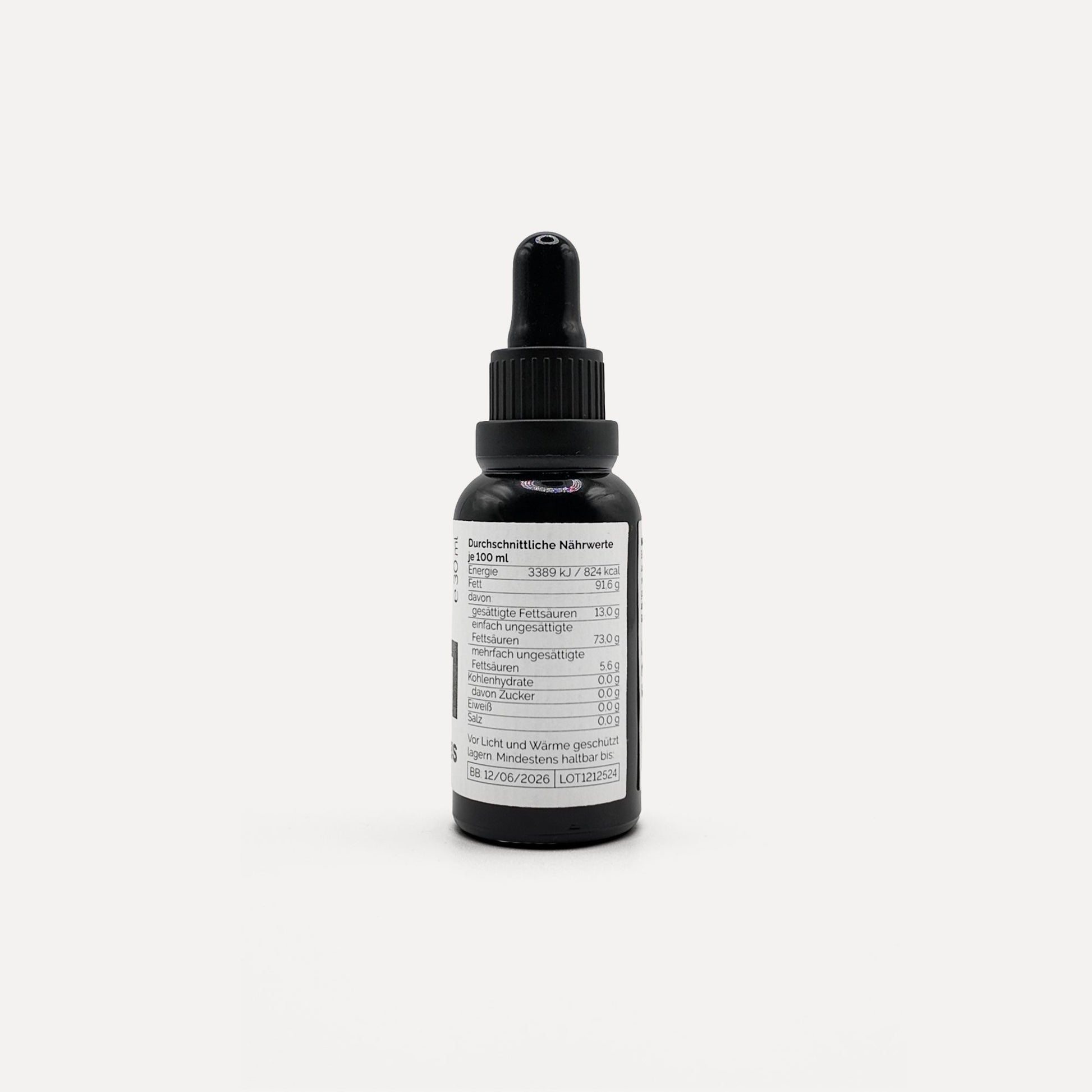 Sarmakinas Daily Drops: 30 ml natives Olivenöl extra in schwarzer Pipettenflasche, sortenreines Koroneiki-Olivenöl, minimalistisch fotografiert vor hellem Hintergrund.